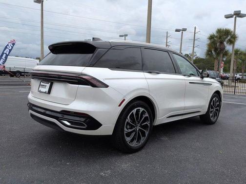 White Platinum Metallic Tri-Coat 2025 Lincoln Nautilus Reserve