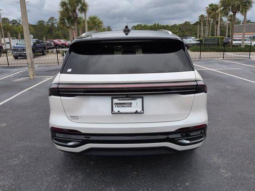 White Platinum Metallic Tri-Coat 2025 Lincoln Nautilus Reserve