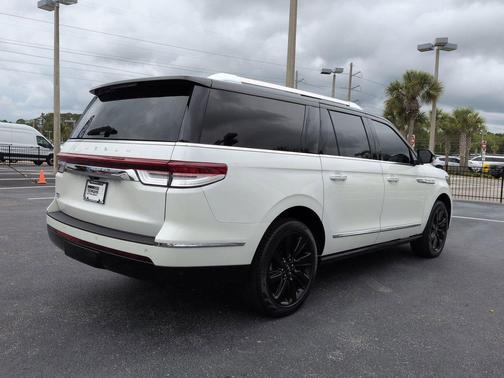 Pristine White Metallic Tri-Coat 2022 Lincoln Navigator Reserve
