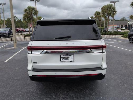 Pristine White Metallic Tri-Coat 2022 Lincoln Navigator Reserve