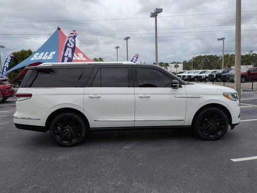 Pristine White Metallic Tri-Coat 2022 Lincoln Navigator Reserve