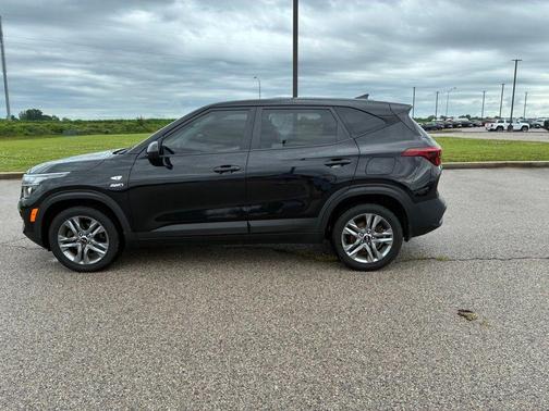 Cherry Black 2021 Kia Seltos LX