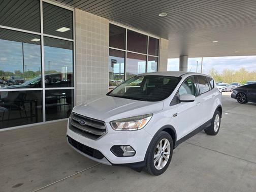 Oxford White 2017 Ford Escape SE