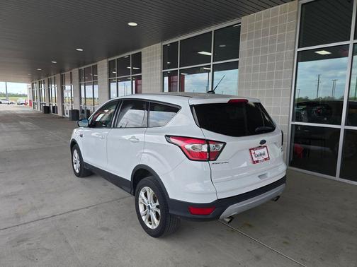 Oxford White 2017 Ford Escape SE