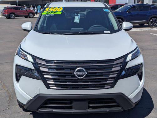 Everest White Pearl Tricoat 2026 Nissan Rogue SV