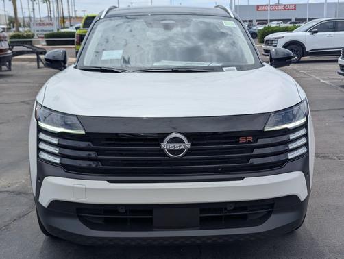 Aspen White Tricoat/Super Black 2026 Nissan Kicks SR