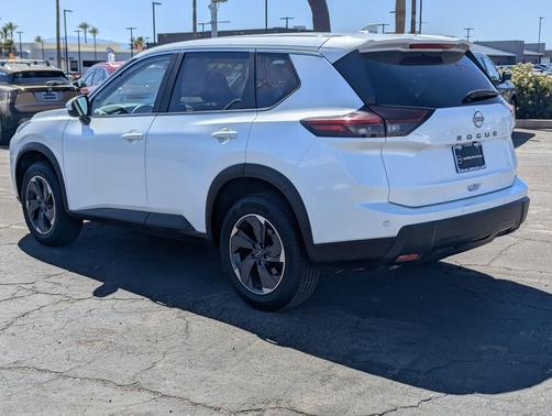 Everest White Pearl 2025 Nissan Rogue SV