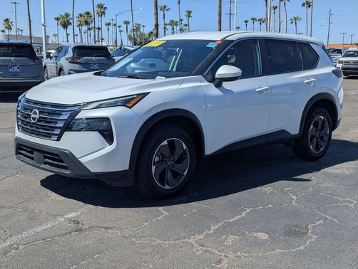 Everest White Pearl 2025 Nissan Rogue SV
