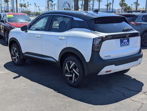 Aspen White Tricoat/Super Black 2026 Nissan Kicks SV