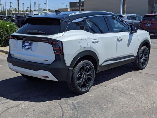 Aspen White Tricoat/Super Black 2026 Nissan Kicks SR