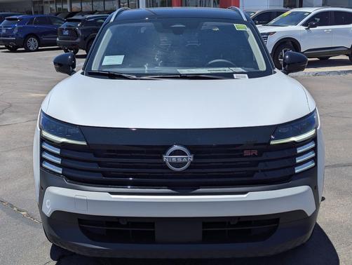 Aspen White Tricoat/Super Black 2026 Nissan Kicks SR