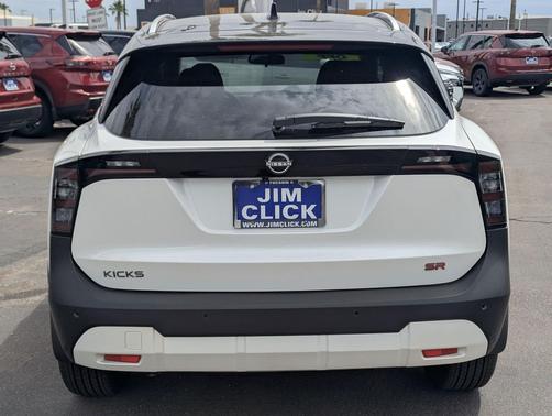 Aspen White Tricoat/Super Black 2026 Nissan Kicks SR