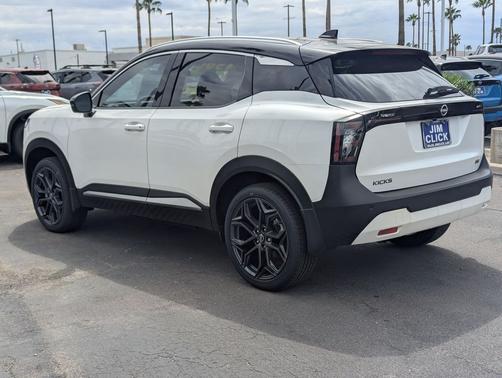 Aspen White Tricoat/Super Black 2026 Nissan Kicks SR
