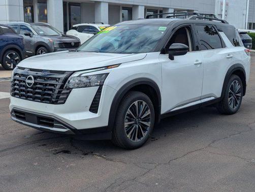 Everest White Pearl Tricoat/Super Black 2026 Nissan Pathfinder Platinum