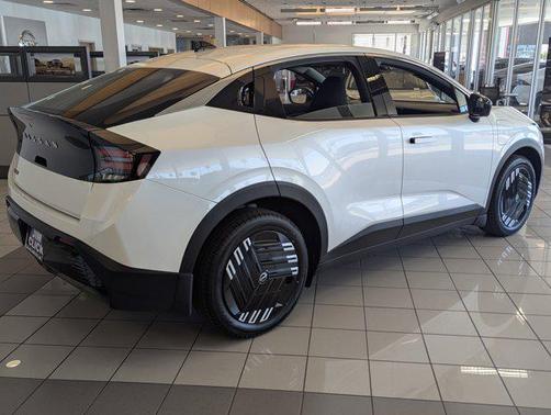 Everest White Pearl Tricoat 2026 Nissan Leaf S+