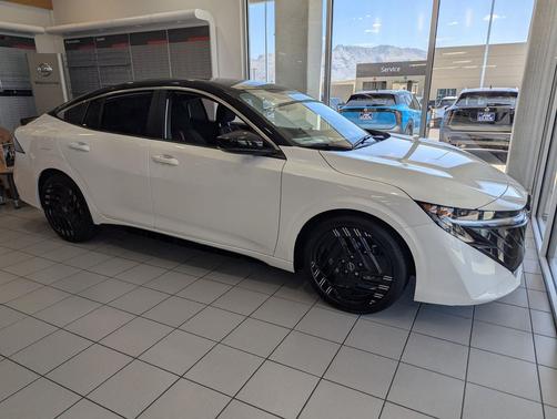 Aspen White Tricoat/Super Black 2026 Nissan Sentra SR
