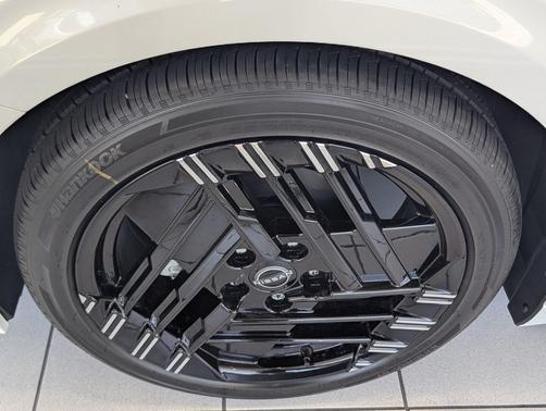 Aspen White Tricoat/Super Black 2026 Nissan Sentra SR
