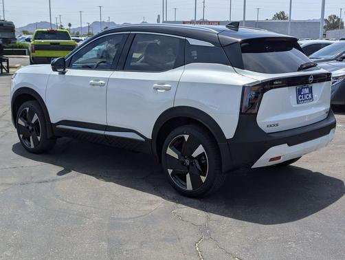 Aspen White Tricoat/Super Black 2026 Nissan Kicks SR