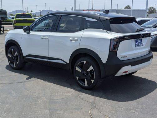 Aspen White Tricoat/Super Black 2026 Nissan Kicks SR