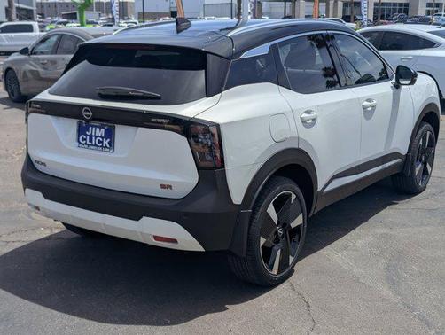 Aspen White Tricoat/Super Black 2026 Nissan Kicks SR