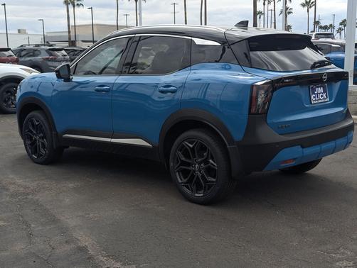 Arctic Ice Blue Metallic/Super Black 2026 Nissan Kicks SR
