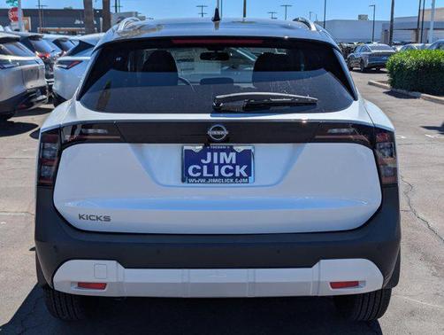 Aspen White Tricoat/Super Black 2026 Nissan Kicks SV