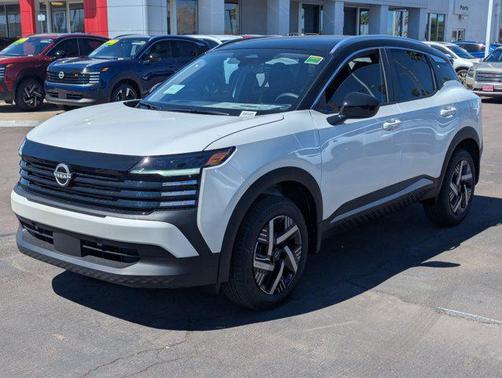 Aspen White Tricoat/Super Black 2026 Nissan Kicks SV