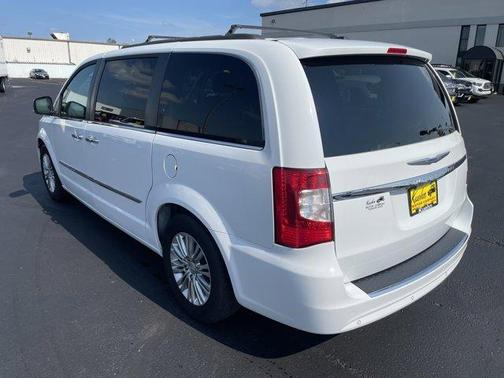 2016 Chrysler Town & Country Touring-L
