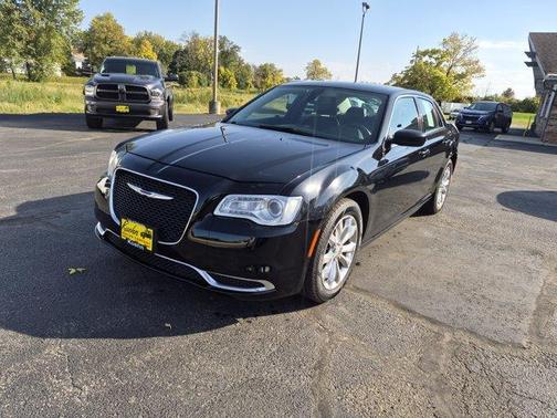 Gloss Black 2017 Chrysler 300 Limited