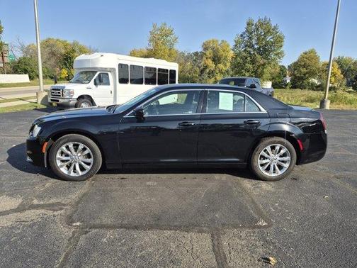 Gloss Black 2017 Chrysler 300 Limited