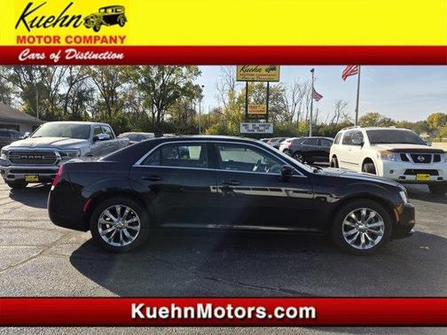 Gloss Black 2017 Chrysler 300 Limited