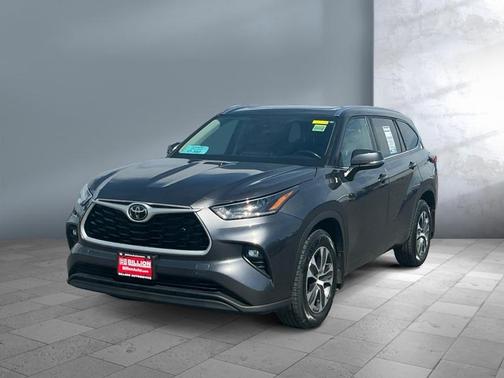 Magnetic Gray Metallic 2021 Toyota Highlander XLE