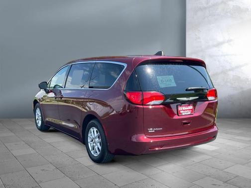 2022 Chrysler Voyager LX