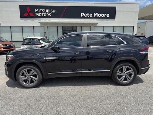 Deep Black Pearl Effect 2024 Volkswagen Atlas Cross Sport 2.0T SEL R-Line
