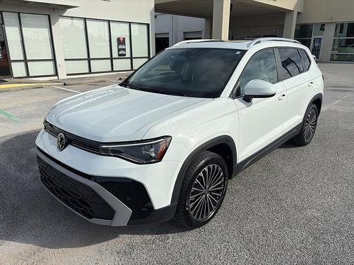 Pure White 2025 Volkswagen Taos 1.5T SE