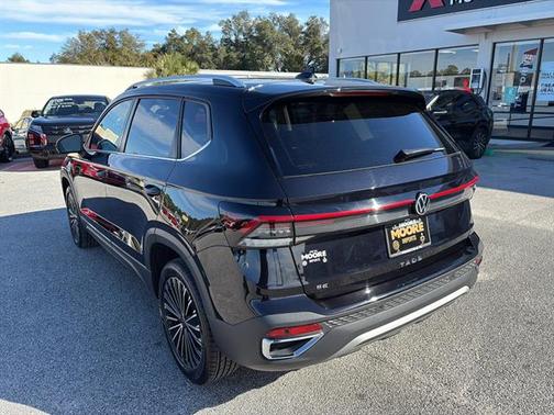 Deep Black Pearl Effect 2025 Volkswagen Taos 1.5T SE
