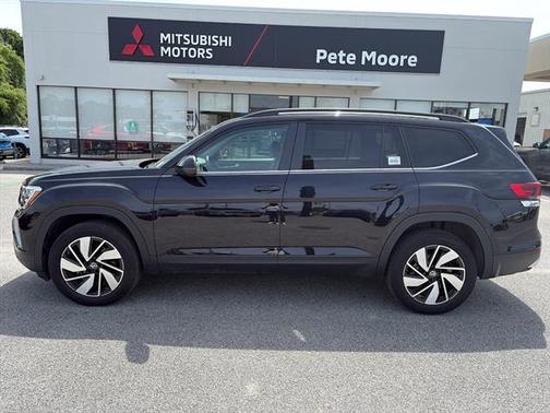 Deep Black Pearl Effect 2025 Volkswagen Atlas 2.0T SE w/ Technology