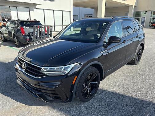 Deep Black Pearl Effect 2023 Volkswagen Tiguan 2.0T SE R-Line Black