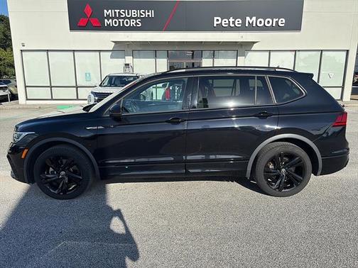 Deep Black Pearl Effect 2023 Volkswagen Tiguan 2.0T SE R-Line Black