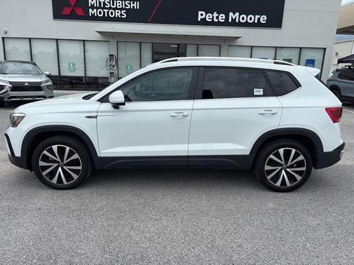 Pure White 2024 Volkswagen Taos 1.5T SE