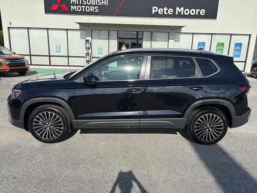 Deep Black Pearl Effect 2025 Volkswagen Taos 1.5T SE