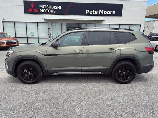 Avocado Green Pearl 2025 Volkswagen Atlas 2.0T Peak Edition
