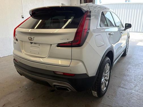 Radiant Silver Metallic 2021 Cadillac XT4 Premium Luxury