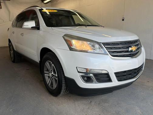 Iridescent Pearl Tricoat 2016 Chevrolet Traverse 2LT