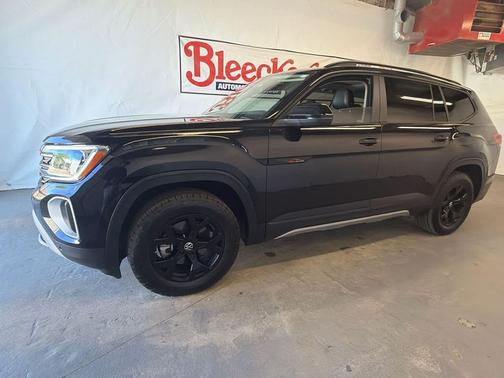 Deep Black Pearl 2024 Volkswagen Atlas 2.0T SEL