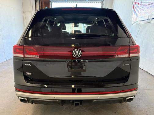 Deep Black Pearl 2024 Volkswagen Atlas 2.0T SEL