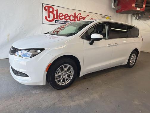 Bright White Clearcoat 2023 Chrysler Voyager LX