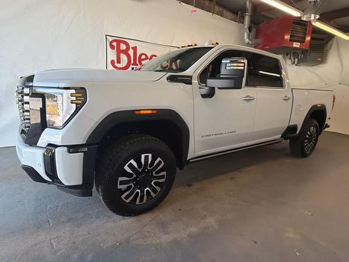 Glacier White Tricoat 2026 GMC Sierra 2500 Denali Ultimate