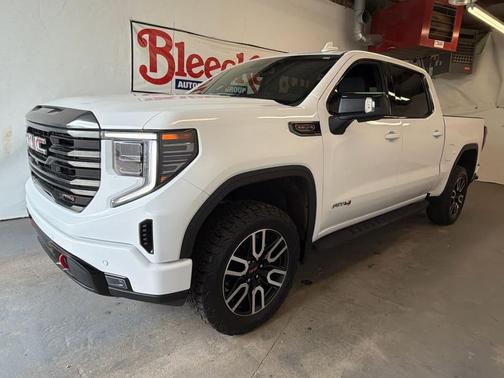Summit White 2023 GMC Sierra 1500 AT4