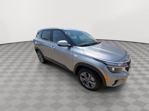 Steel Gray 2024 Kia Seltos LX